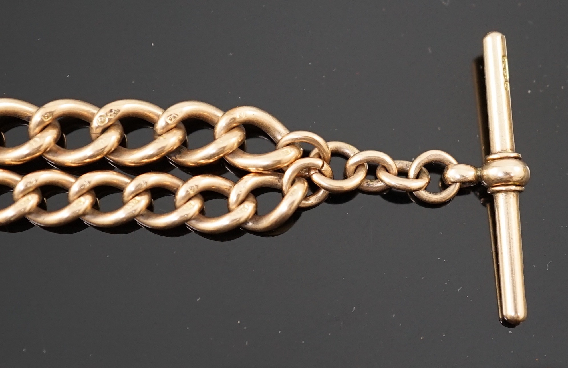 An early 20th century 9ct gold graduated curblink albert, with T-bar